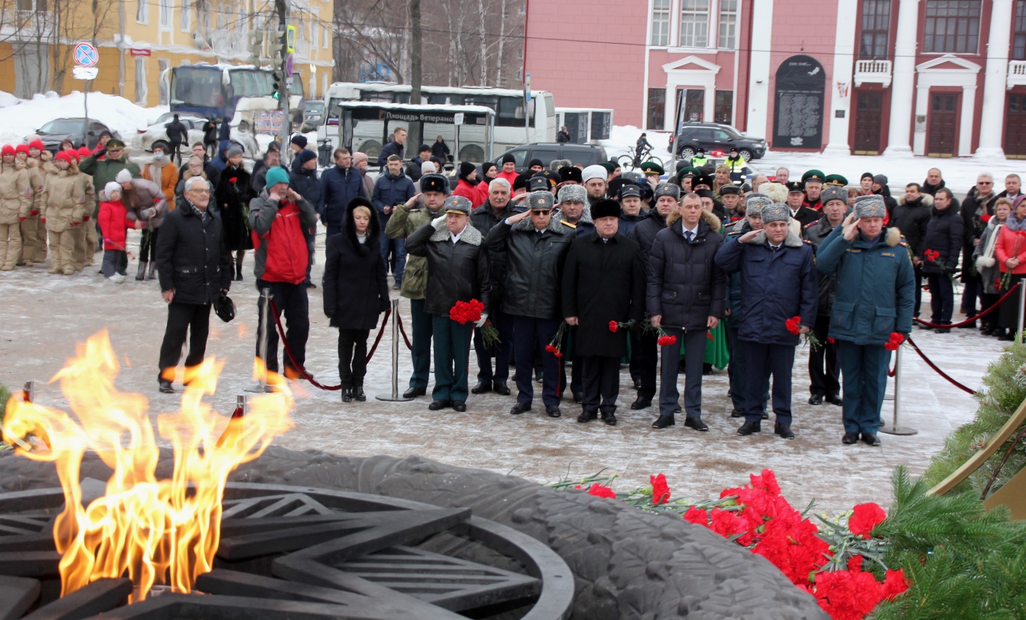 Новости перми сегодня. Возложение венков 23 февраля. Смоленск возложение венков. Возложение цветов Пермь 23 февраля. Памятник 23 февраля.