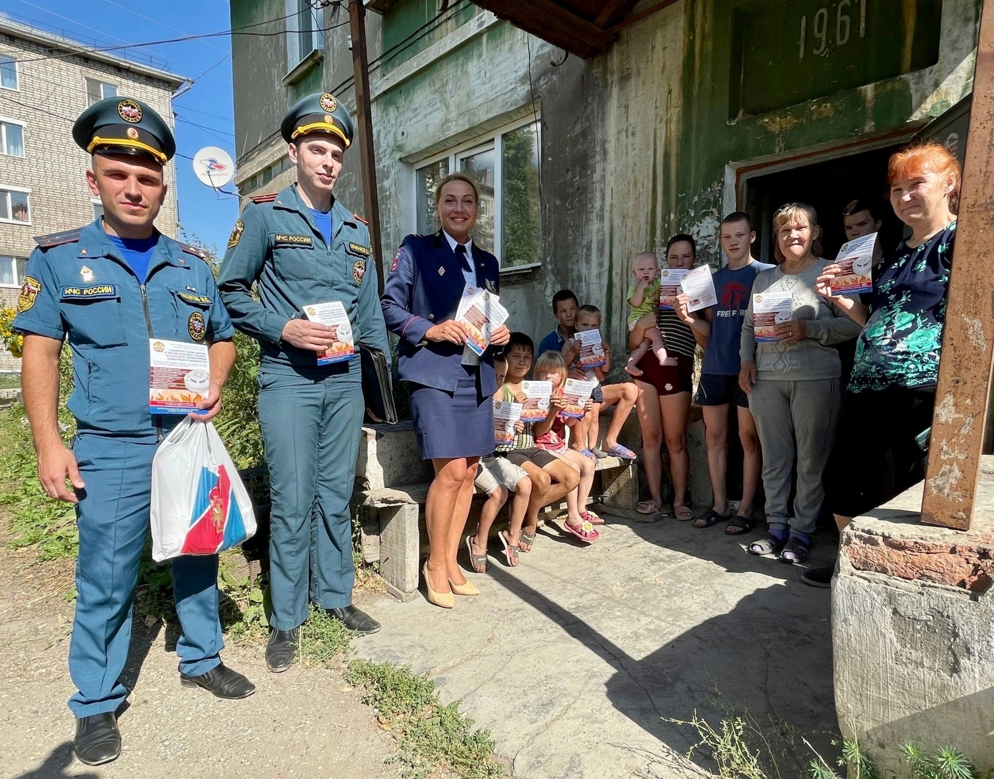 В Кунгуре и Кунгурском муниципальном округе установили пожарные извещатели  в квартирах и домах многодетных семей - Новости - Главное управление МЧС  России по Пермскому краю